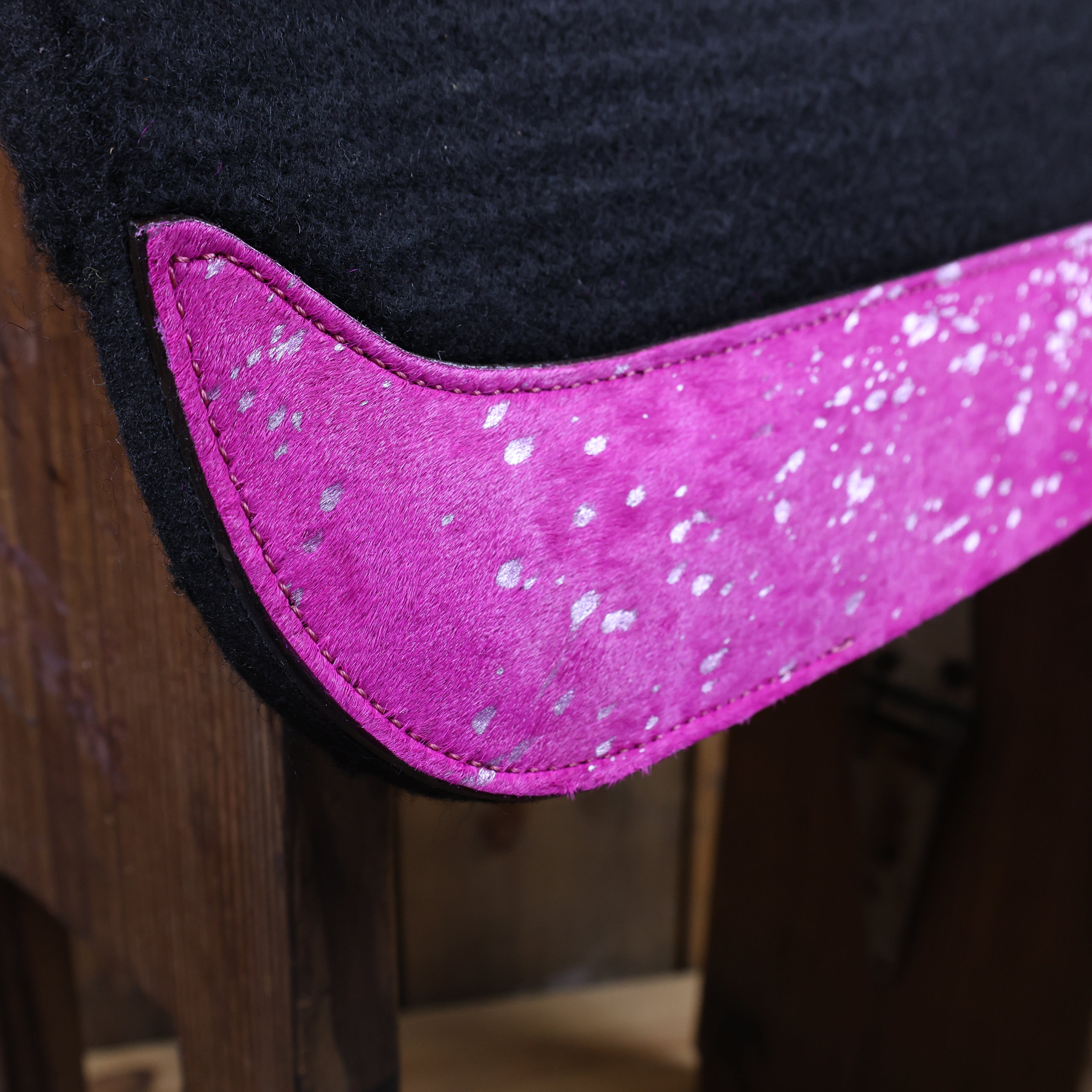 MOSUM Western Saddle Pad - Saddle Pad for Horses Synthetic Wool Blend Black Felt with Pink Acid Wash Hair on Cowhide Leather Patch, Comfort Pad for Horses
