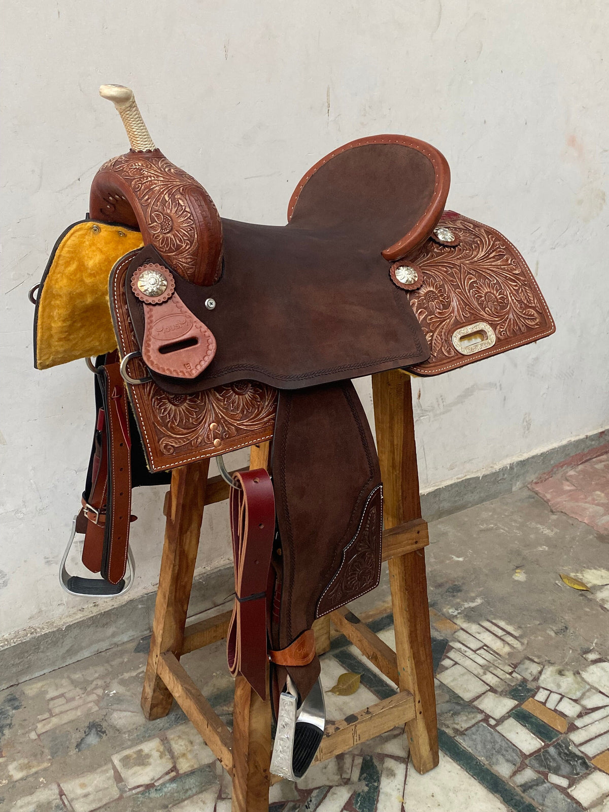 MOUSM Western Horse Saddle – Handcrafted Barrel Saddle Built on a Rawhide-Covered Fiber Tree with Hand-Tooled Sunflower Design &amp; Fancy Conchos, Seat Sizes: 13"–17" Inches