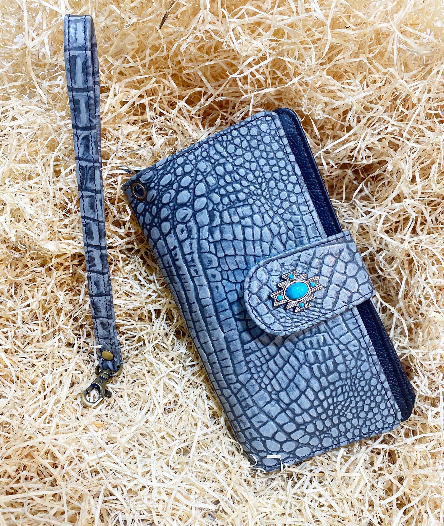 ladies clutch bag comes with grey alligator print leather. Ladies&