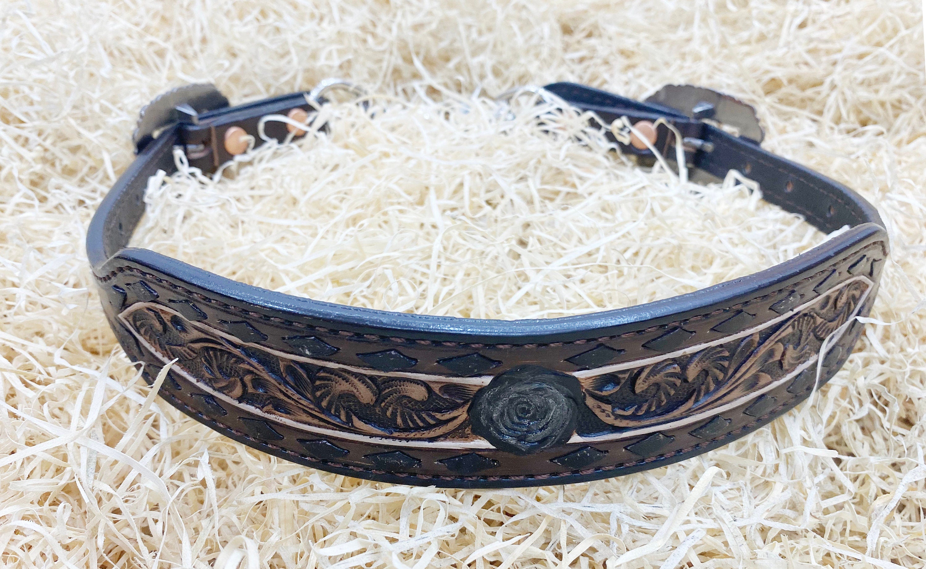 Wither Strap for horse. Leather Wither Strap decorated with black buck stitching and rose carving leather breast collar wither straps Mousm
