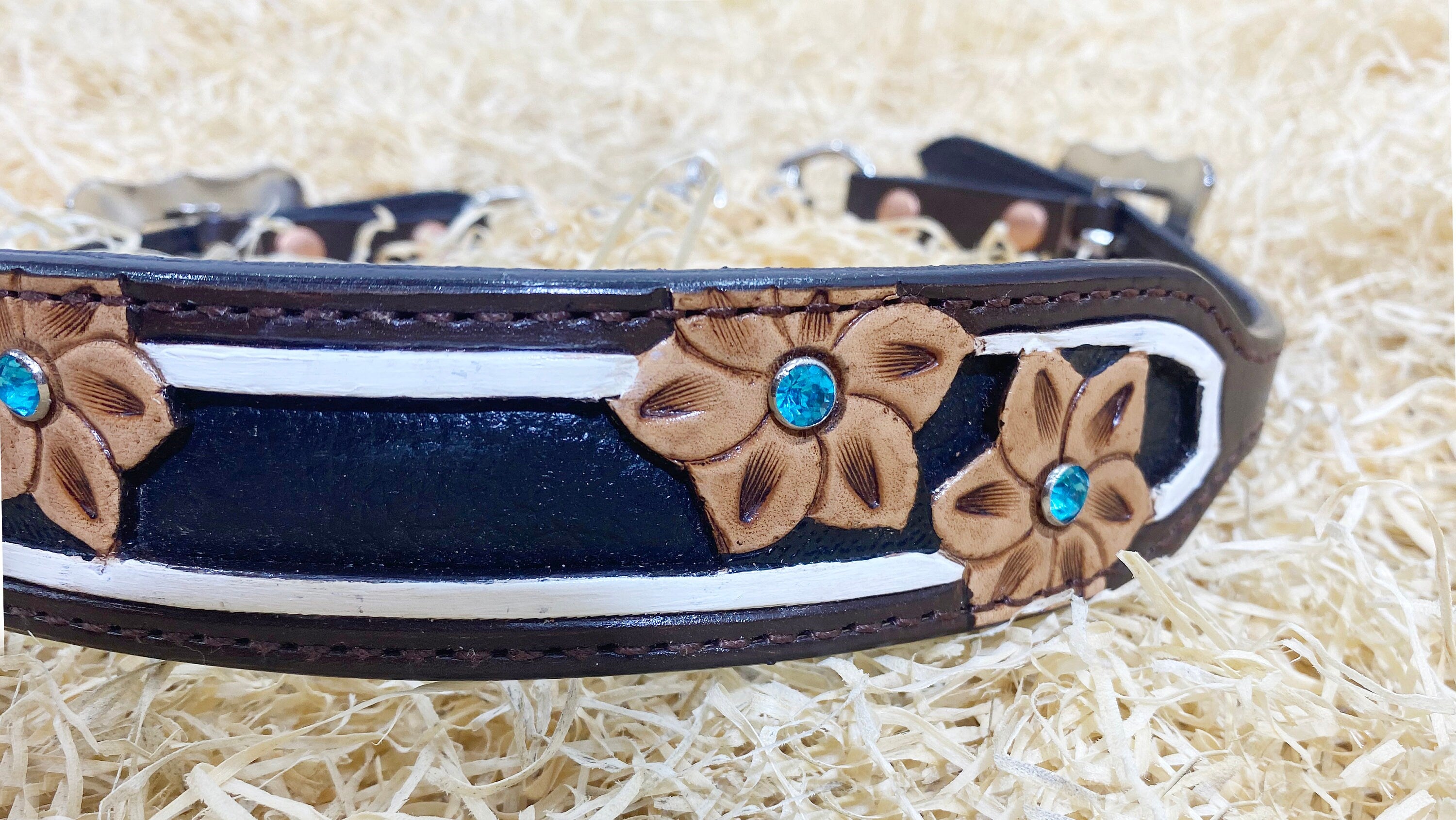 Wither Strap decorated with flower carving plus turquoise stone and black leather inlay. Wither Strap for horse By MOUSM