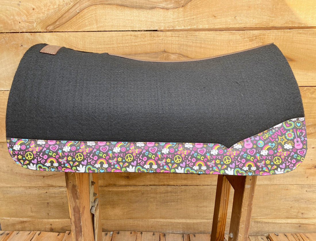 MOUSM Western Saddle Pad -  Saddle Pad for Horses Synthetic Wool Blend Black Felt with Reinforced Spine and Printed Heart Emojis Patch Inlay on Real Cow Leather