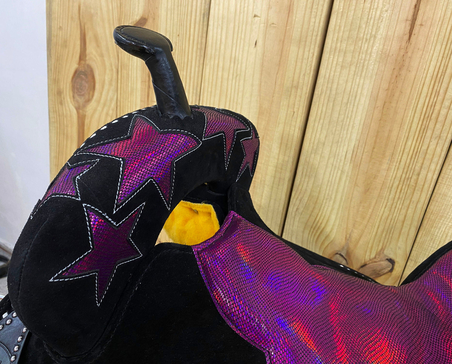 Western Saddle tack, Real handcrafted on real genuine Leather, Barrel Saddle for Horse Riders with black base and Pink glitter STAR MOUSM