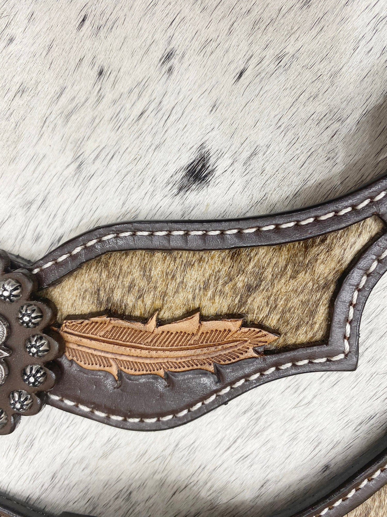 Spurs Leather Ladies Spur strap decorated with western leather leaves on cowhide with metal concho raw look