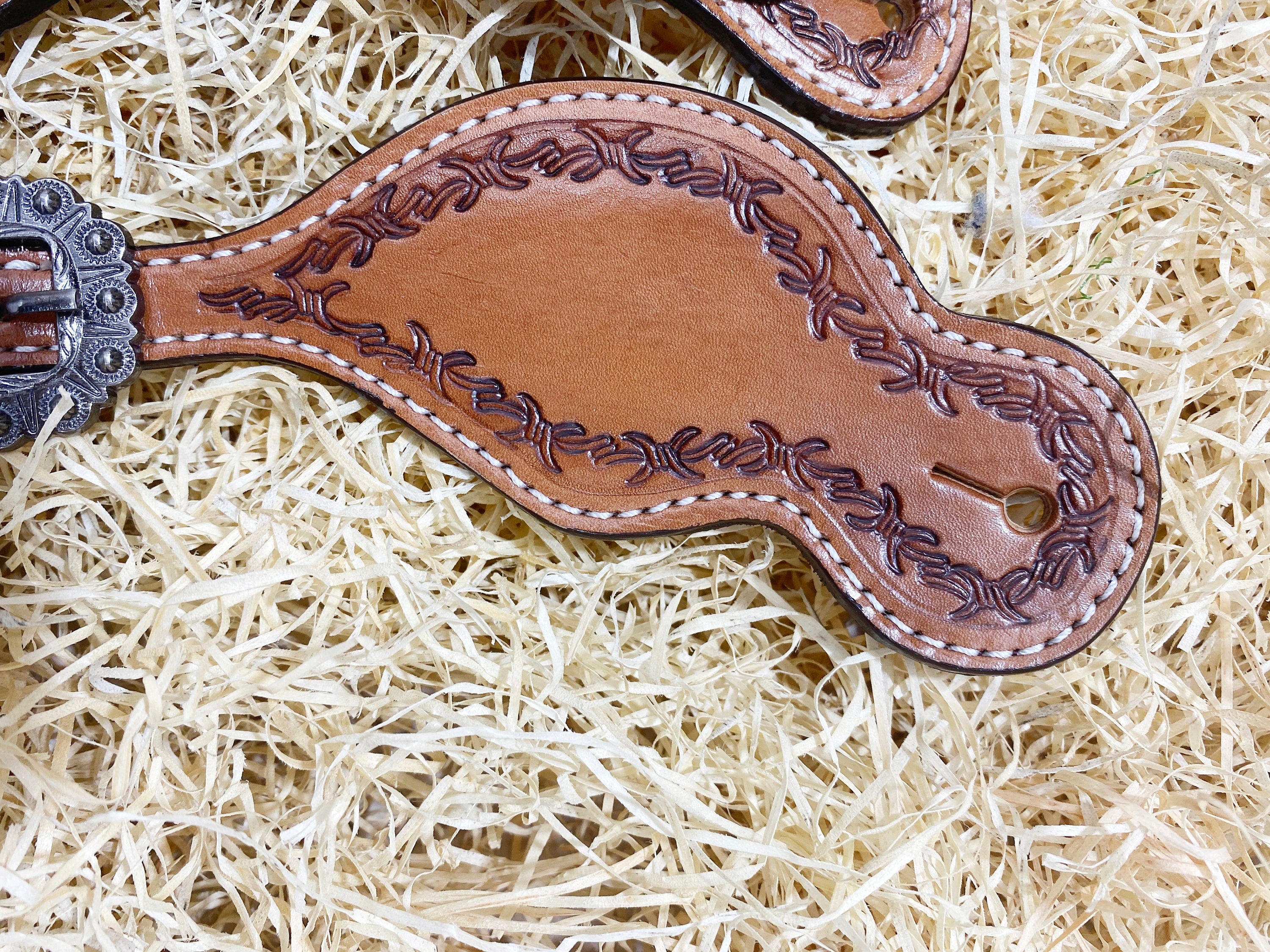 Spurs Leather Men Spur strap decorated with tooled leaves corners on plane leather western sober look
