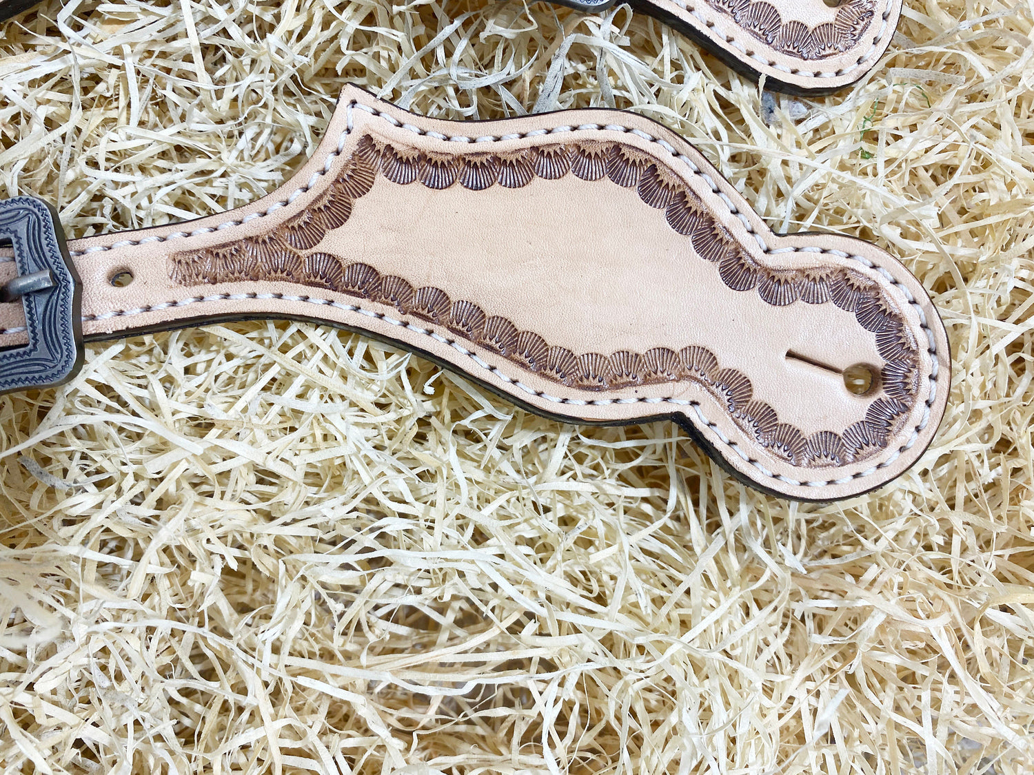 Spurs Leather Men Spur strap decorated with tooled corners on plane leather western sober look