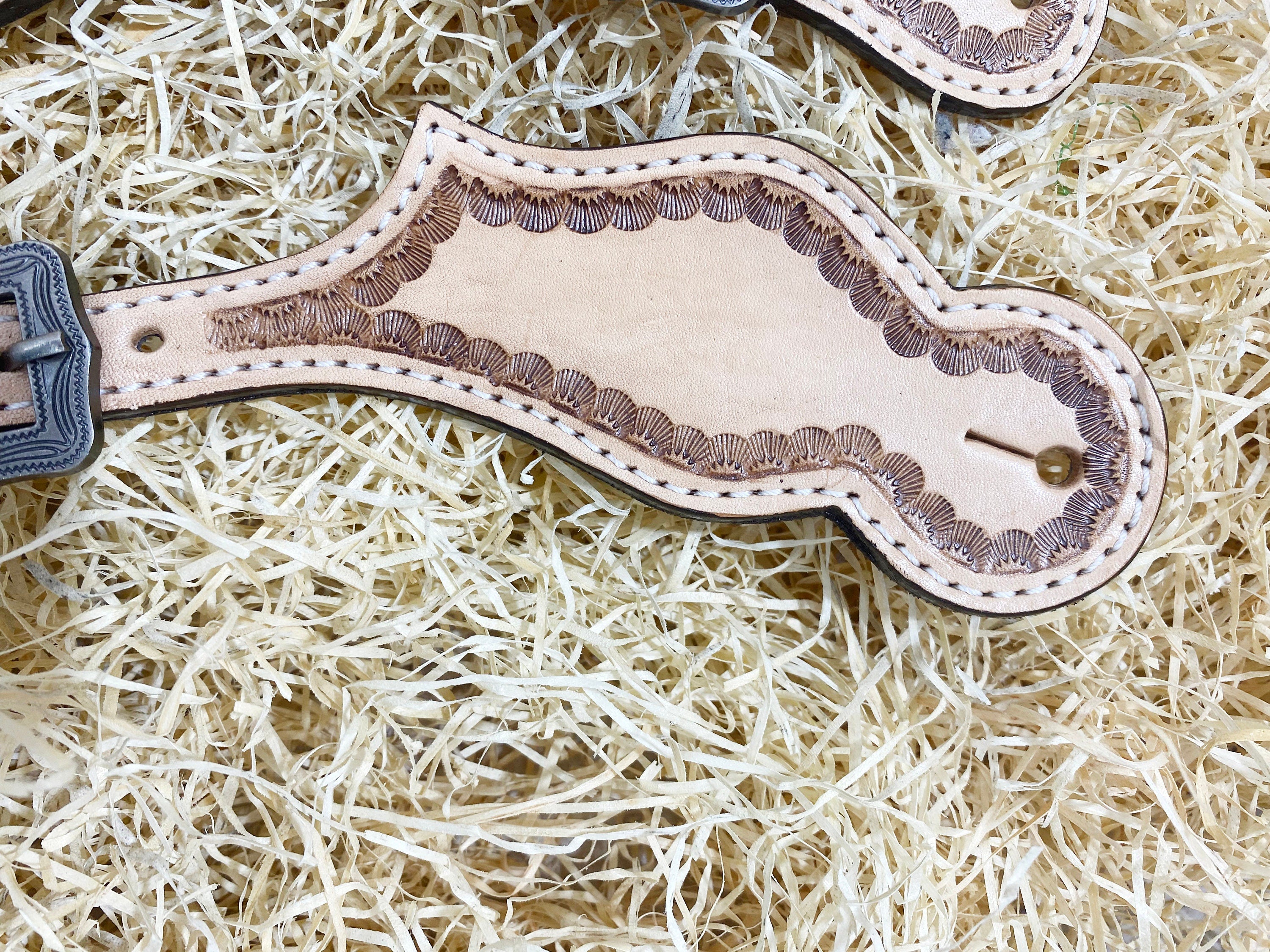 Spurs Leather Men Spur strap decorated with tooled corners on plane leather western sober look
